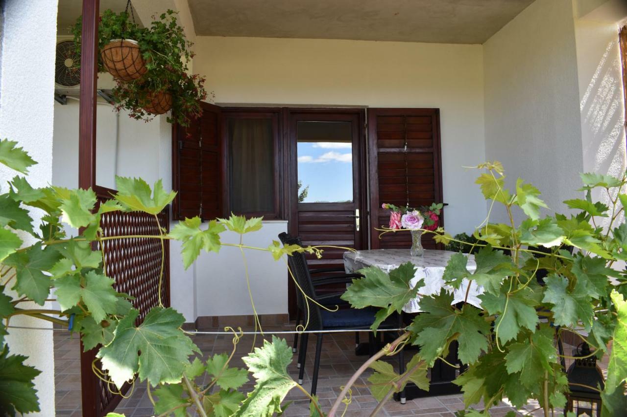 Apartment Nakic Vrpolje Eksteriør billede